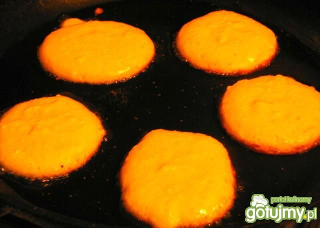 puszysty serowo-pomarańczowy placuszek