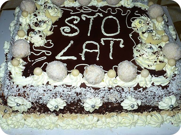 Puszysty tort  chałwowo truskawkowy