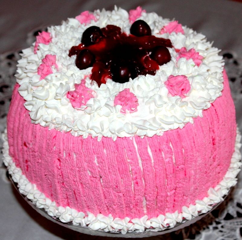 Puszysty tort z czereśniami 