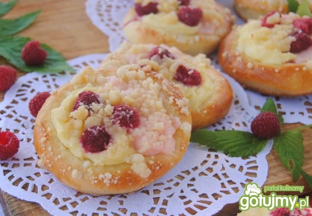 Pycha drożdżówki z malinowym akcentem