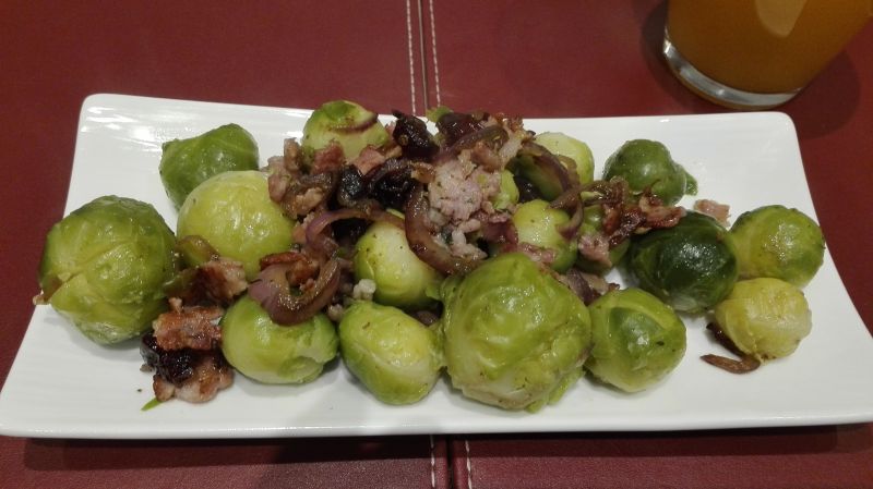 Pyszna brukselka z boczkiem i żurawiną Pyszna brukselka z boczkiem i żurawiną