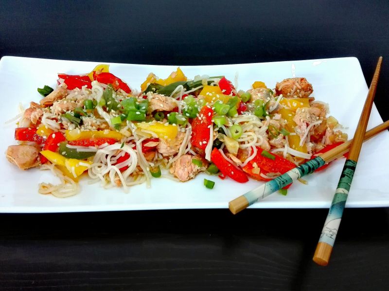 Pyszna chińszczyzna z łososiem Pyszna chińszczyzna z łososiem