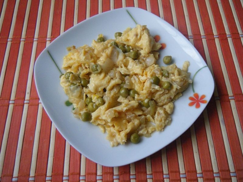 Pyszna jajecznica z cebulą i groszkiem