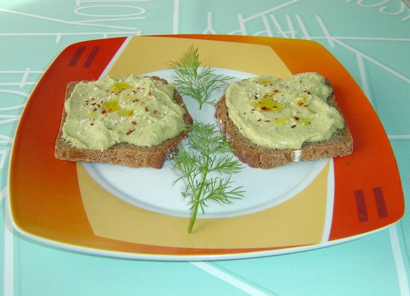 Pyszna pasta z awokado i bazylią