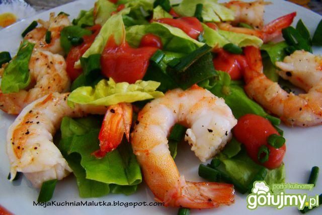 Pyszna sałatka krewetkowa z sosem Pyszna sałatka krewetkowa z sosem