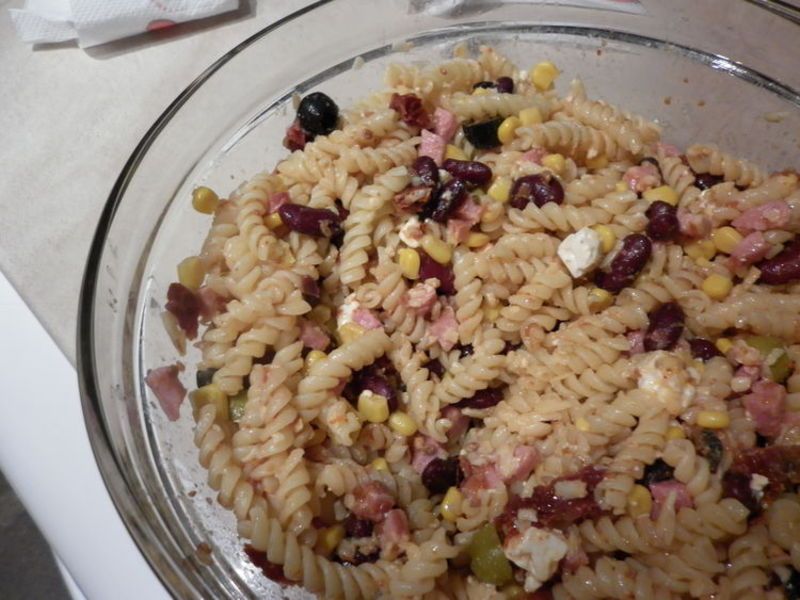 Pyszna sałatka makaronowa z dodatkami Pyszna sałatka makaronowa z dodatkami