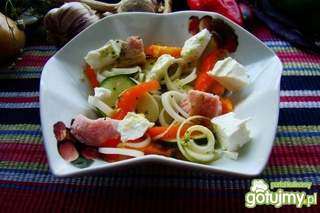 Pyszna sałatka z fetą i wędliną 
