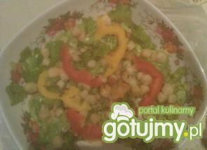 Pyszna sałatka z grzankami