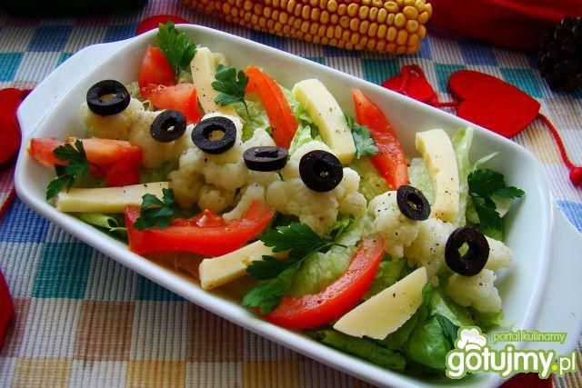 Pyszna sałatka z kalafiora i sera