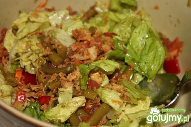 Pyszna sałatka z prażoną cebulką 