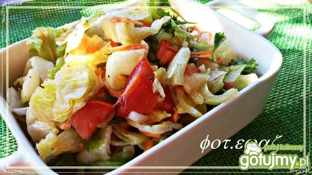 Pyszna sałatka z sałaty lodowej