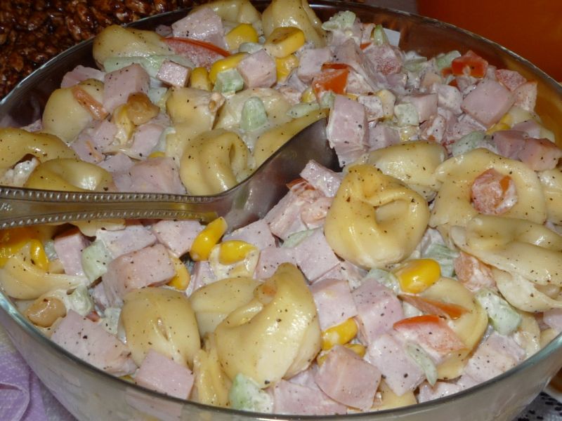 Pyszna sałatka z uszkami tortellini Pyszna sałatka z uszkami tortellini
