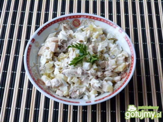 Pyszna sałatka z wędzonej ryby