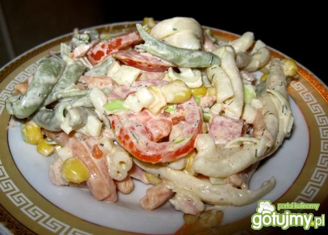 Pyszna sałatka ze smakowym makaronem