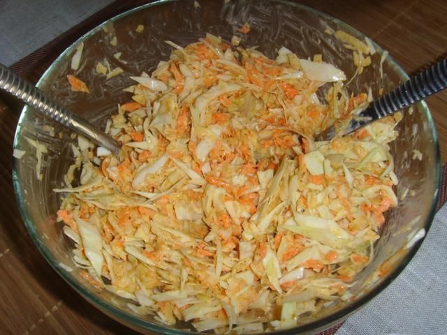 Pyszna surówka z białej kapusty