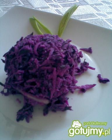 Pyszna surówka z czerwonej kapusty.