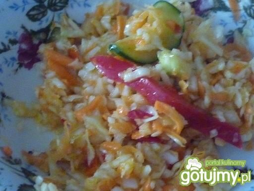 Pyszna surówka z papryką i jabłkiem Pyszna surówka z papryką i jabłkiem