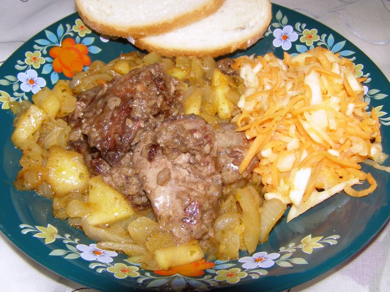 Pyszna wątróbka kurczaka z jabłkami, cebulą