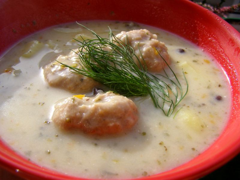Pyszna zupa klopsikowa