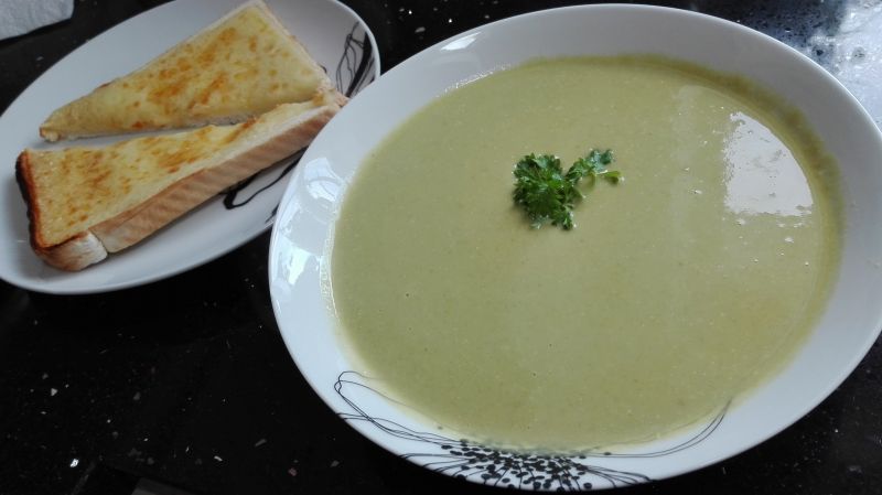 Pyszna zupa-krem z zielonego groszku Pyszna zupa-krem z zielonego groszku