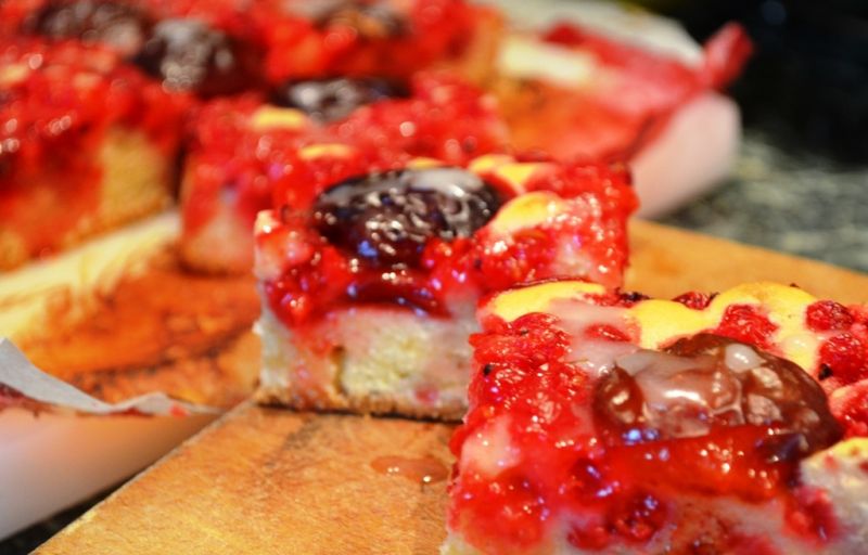 Pyszne ciacho z porzeczkami i śliwkami