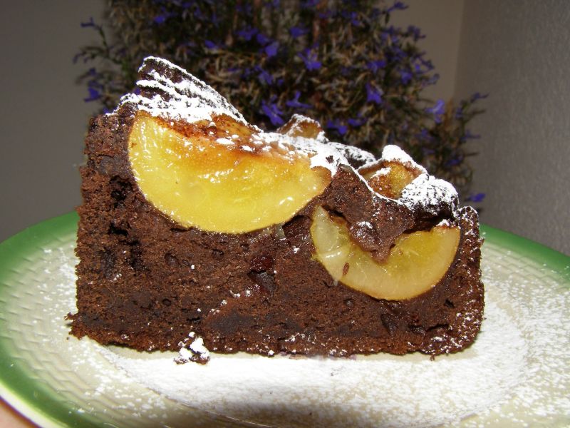 Pyszne ciasto kakaowe z borówką leśną i gruszkami