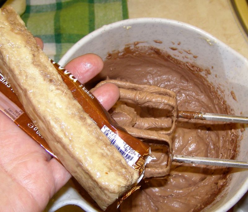 Pyszne ciasto kakaowe z chałwą i rabarbarem