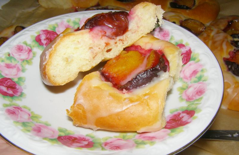 Pyszne drożdżówki ze śliwkami Pyszne drożdżówki ze śliwkami