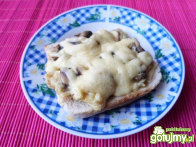 Pyszne grzanki z pieczarkami i serem Pyszne grzanki z pieczarkami i serem