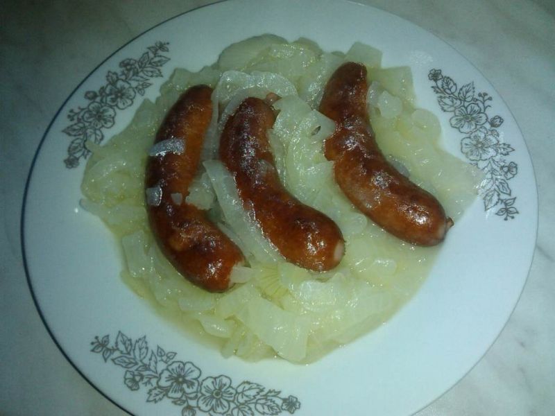 Pyszne kiełbaski w cebuli na maśle  Pyszne kiełbaski w cebuli na maśle