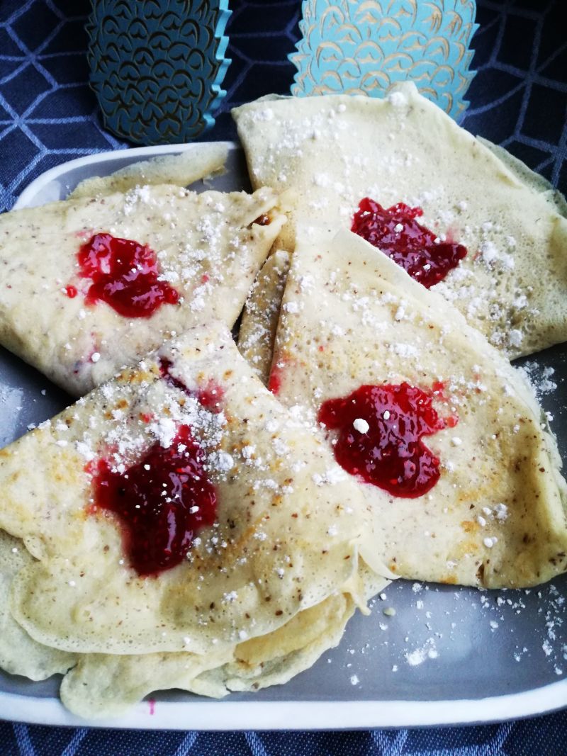 Pyszne naleśniki z siemieniem lnianym z malinami Pyszne naleśniki z siemieniem lnianym z malinami