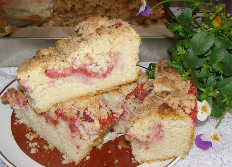 PYSZNE NOCNE-LENIWE CIASTO DROŻDŻOWE Z TRUSKAWKAMI