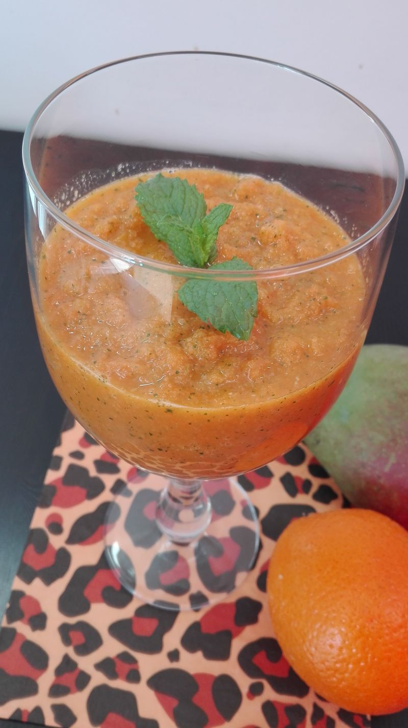 Pyszne smoothie z miętowe z mango