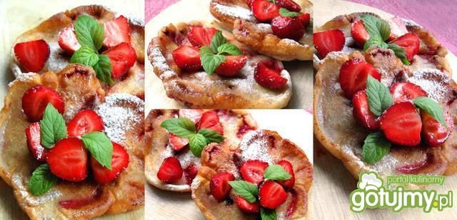 Pyszne waniliowe racuszki z truskawkami