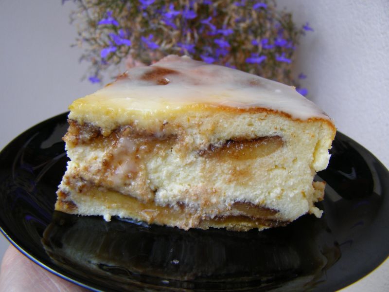 Pysznie delikatny pomarańczowy sernik z delicjami