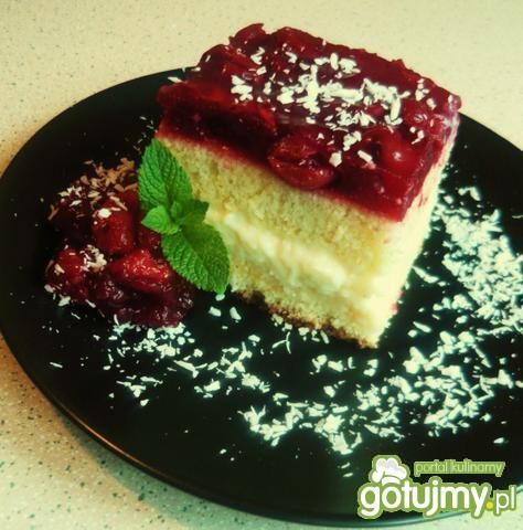 Pyszny biszkopt z kokosem i wiśniami