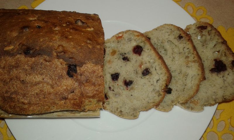 Pyszny chlebek na mące chlebowej z bakaliami