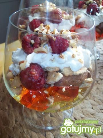 Pyszny deser z malinami i orzechami  Pyszny deser z malinami i orzechami