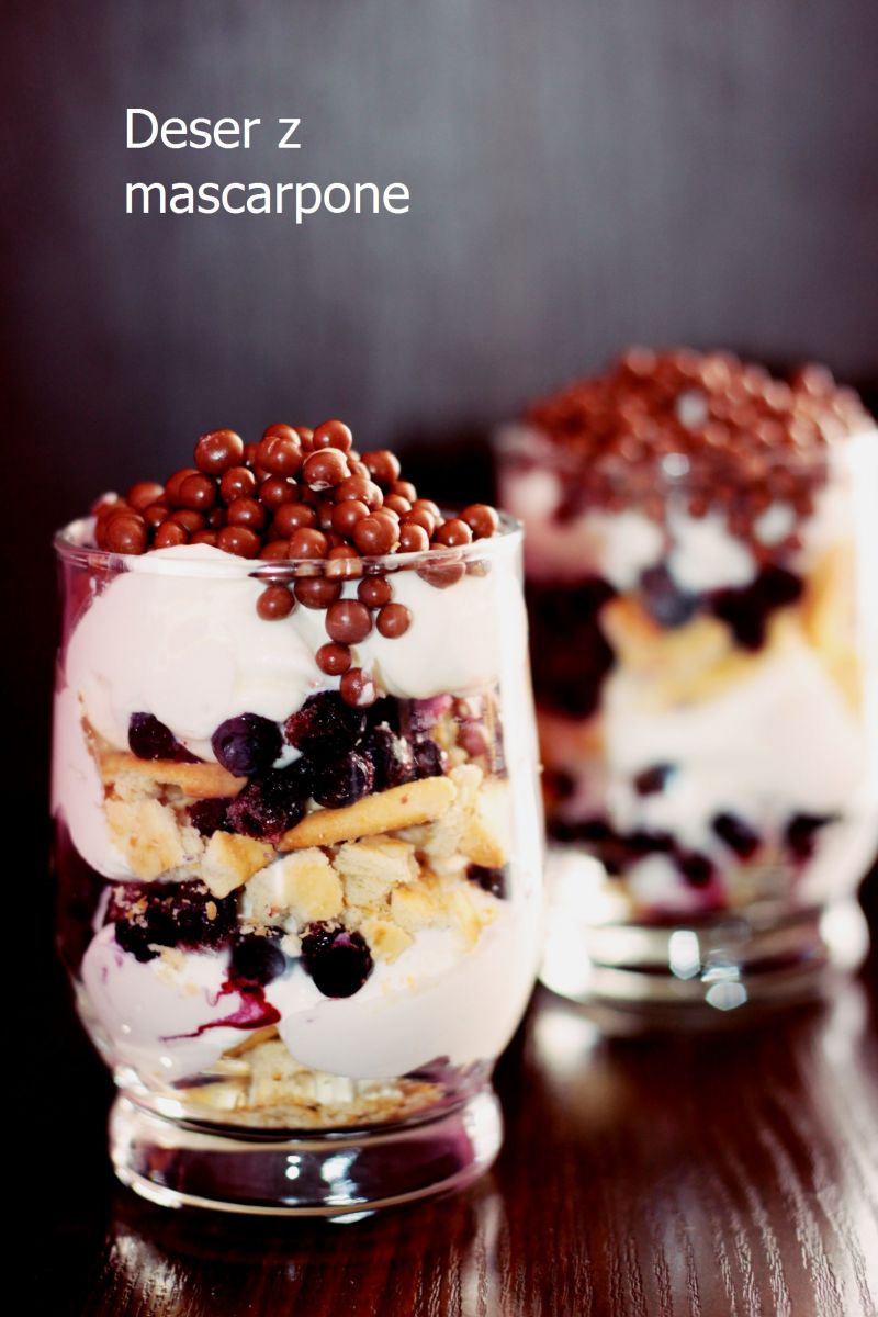 Pyszny deser z mascarpone, jagodami i krakersami  Pyszny deser z mascarpone, jagodami i krakersami