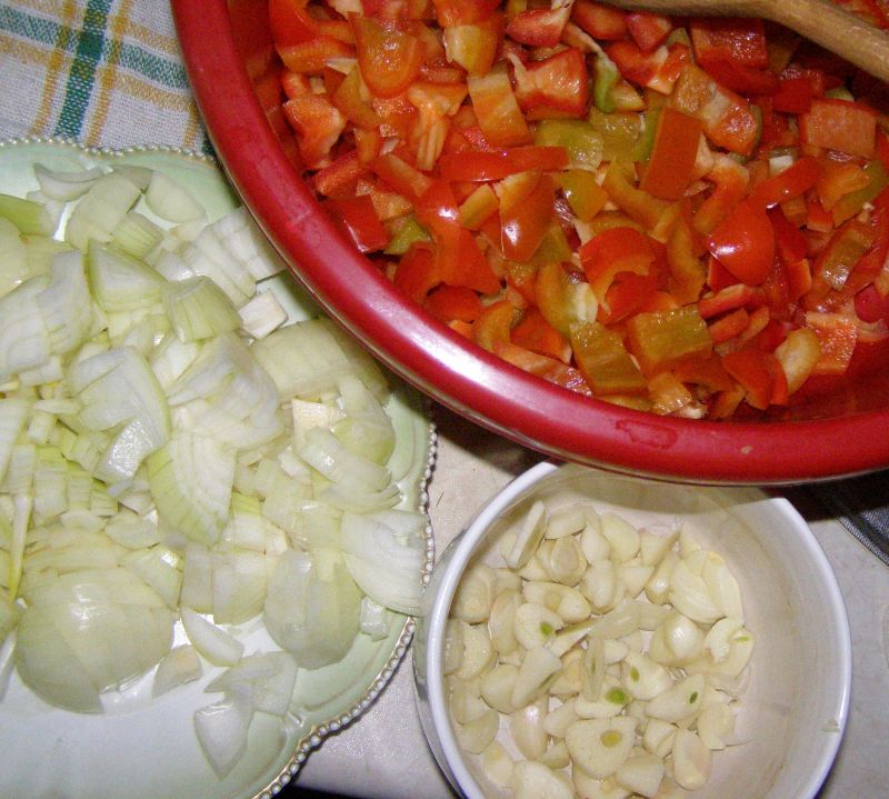 Pyszny gulasz z łopatki z warzywami na pikantnie