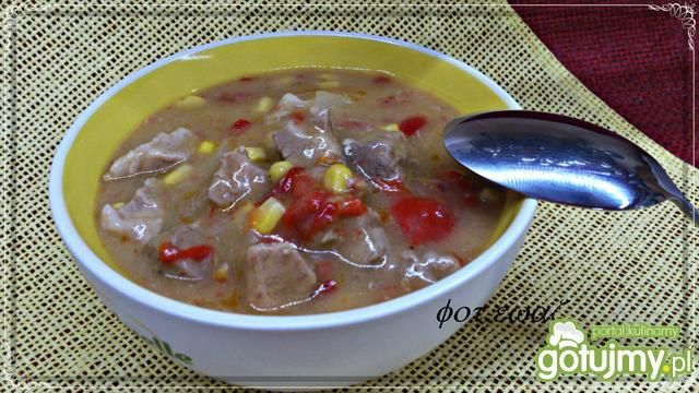 Pyszny gulasz z papryką i kukurydzą