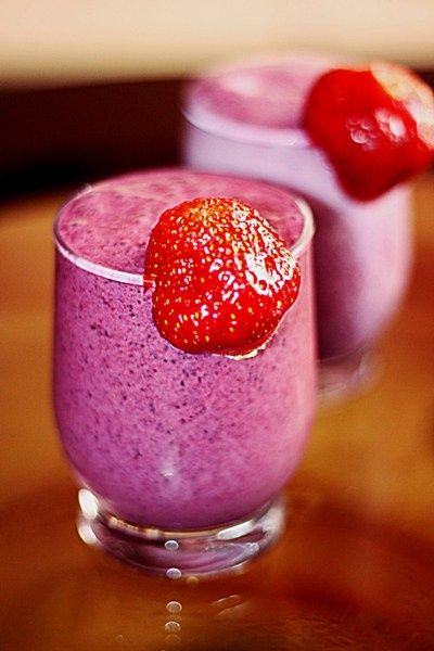 Pyszny koktajl truskawkowo jagodowy