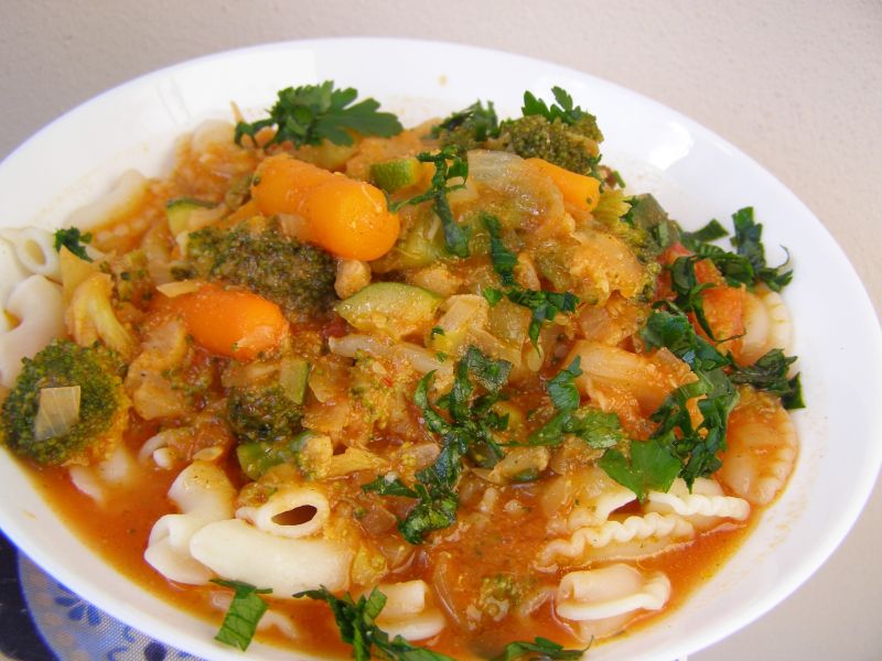 Pyszny makaron z bukietem warzyw