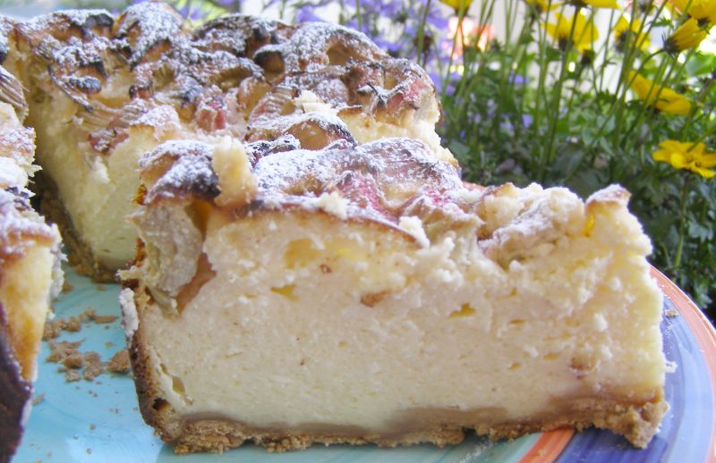 Pyszny pieczony sernik na herbatnikach z rababarem Pyszny pieczony sernik na herbatnikach z rababarem