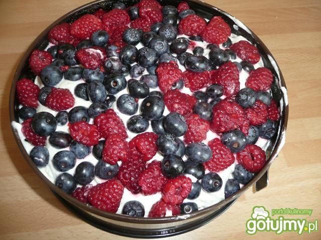 Pyszny torcik z letnimi owocami