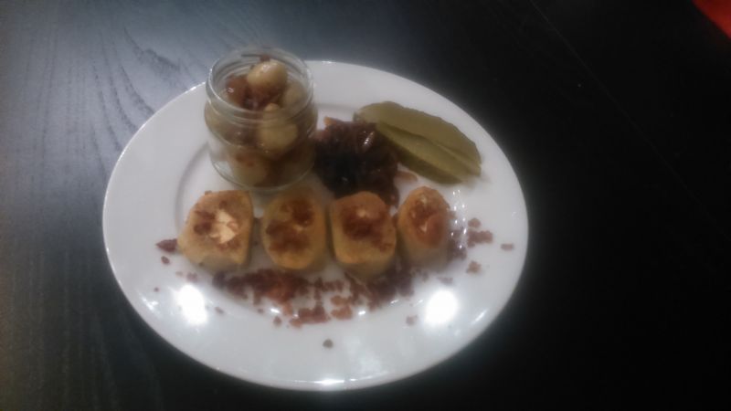 Pyzy babci Jasi z boczkiem i konfiturą z cebuli 