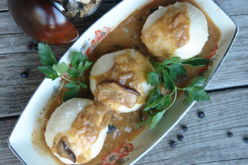 Pyzy drożdżowe w sosie myśliwskim Pyzy drożdżowe w sosie myśliwskim