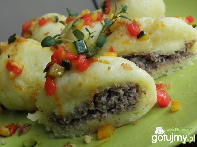 Pyzy z mięsem i pieczarkami.