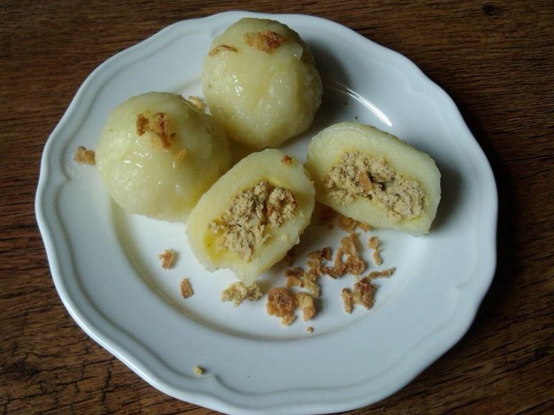 Pyzy z mięsem okraszane masłem i cebulką 