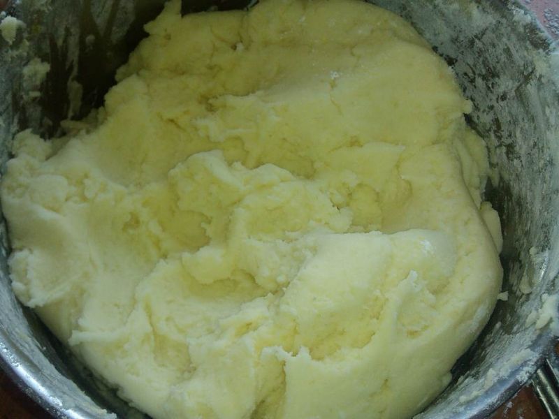 Pyzy z mięsem okraszane masłem i cebulką 